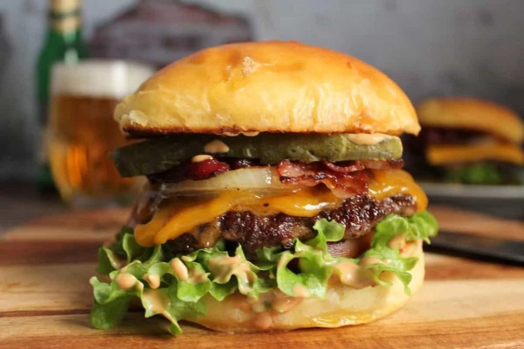 چگونه همبرگر آبدار درست کنیم ؟ ( 2 نکته ساده) چگونه همبرگر آبدار درست کنیم ؟ ( 2 نکته ساده)