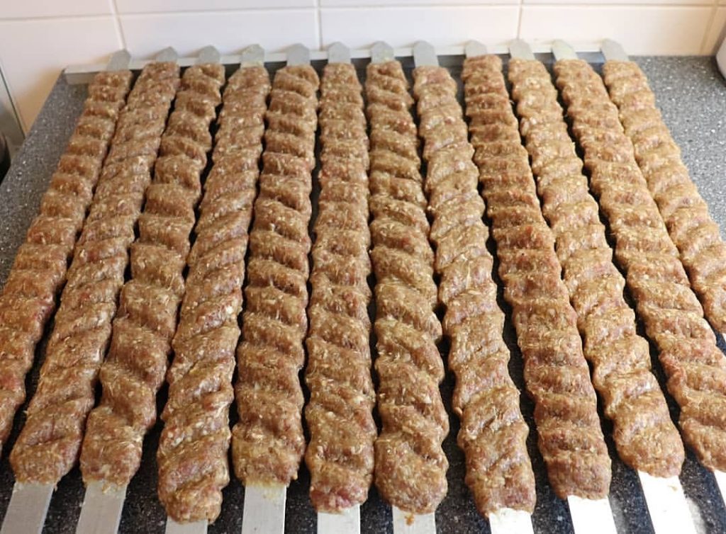 ترفندهای نریختن کباب کوبیده از روی سیخ (2 نکته ساده) ترفندهای نریختن کباب کوبیده از روی سیخ (2 نکته ساده)